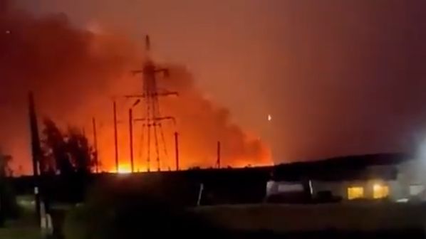 V ruské Belgorodské oblasti hoří muniční sklad 